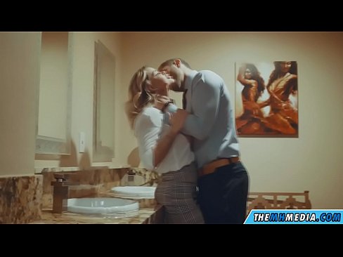 ❤️ Όταν μια πλούσια ξανθιά σε αποπλανεί σε μια δημόσια τουαλέτα ️❌ στο el.pornokey.ru ❤